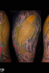 perna pattern di tatuatu di carpa d'oru