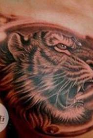 Modèle de tatouage à tête de tigre d'épaule