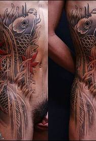 padrão de tatuagem de peixe koi flanqueado padrão de tatuagem de onda clássica 130889-panturrilha