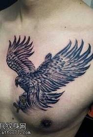 wzór tatuażu orła w klatce piersiowej
