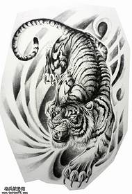 un motif de tatouage tigre dominateur