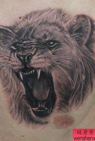 छाती पर एक शक्तिशाली शेर का सिर का टैटू