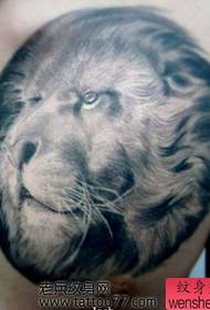 гръден лъв лъв главата татуировка модел