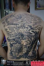 patinų tatuiruotės modelis, turintis visą nugaros tigrą