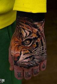 Eskuko tigrearen tatuaje eredua