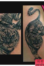 kecantikan pinggang pola tato harimau populer