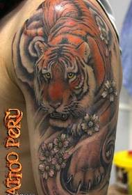 Рака многу убава шема на тетоважа на тигар