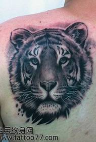 tillbaka dominerande tigerhuvud tatuering mönster