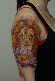 γυναικεία ώμο χρωματιστό όμορφο λιοντάρι και σχέδιο τατουάζ λωτού