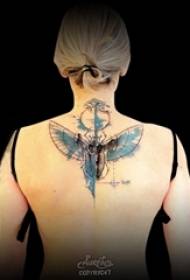 女生背部彩绘水彩泼墨创意抽象老鹰纹身图片