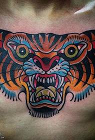 grande disegno del tatuaggio della tigre sul petto
