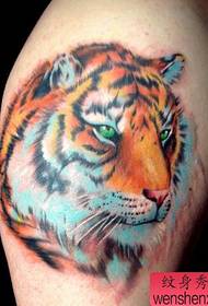mempersenjatai warna pola tato kepala harimau