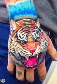 Modèle de tatouage tigre à la main