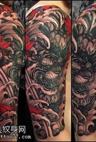 Лав узорак тетоваже у кризантемама рамена