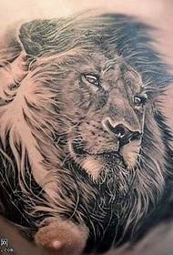 rinnassa dominoiva leijona tatuointikuvio