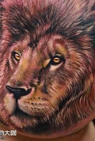 Krūškurvja reālistisks lauvas tetovējums