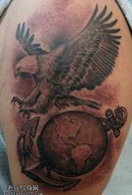 Ntiaj teb Eagle tattoo txawv