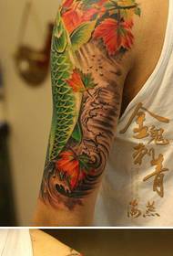 男性手臂漂亮写实的彩色鲤鱼纹身图案