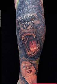 un model de tatuaj gorilă dominator