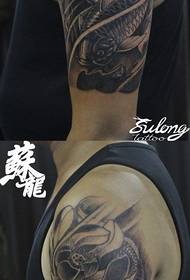 Brazo masculino popular hermoso patrón de tatuaje de loto de calamar blanco y negro
