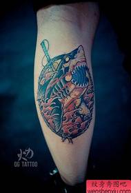 cool vzorec tetovaže morskega psa, priljubljen v nogi