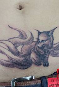 babaeng tiyan itim na kulay-abo na siyam na-tailed fox tattoo pattern