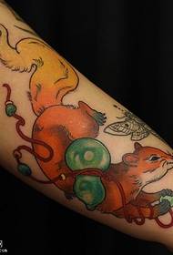 vzorec tatoo z veliko roko veverice