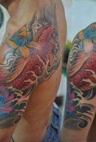 samec od ramena po rameno dobre vyzerajúci farebný chobotnicový vzor tetovania