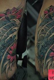 Taille fan 'e jongen is in prachtich útsjoen squid lotus tattoo-patroan
