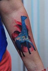 Rekomenduokite abstraktų žirafos tatuiruotės darbą