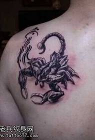 patrón de tatuaxe de escorpión de aire de ombreiro