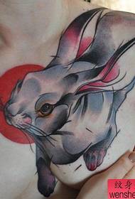سینے پر ایک کلاسیکی خرگوش ٹیٹو پیٹرن