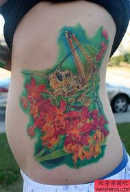 ένα πολύχρωμο τατουάζ στη μέση της γυναίκας