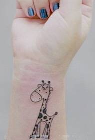 ຮູບແບບ tattoo giraffe ພຽງເລັກນ້ອຍທີ່ຫນ້າຮັກ