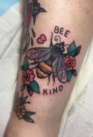 मधुमक्खी टैटू 9 छोटे ताजा मधुमक्खी थीम टैटू डिजाइन