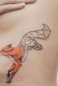 ang mga batang babae sa ilalim ng dibdib ay nagpinta ng watercolor geometric na mga elemento ng hayop na fox tattoo na Larawan