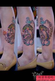 la gamba della ragazza è un modello alternativo classico di tatuaggio femminile scimmia