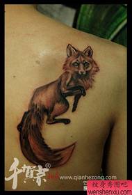 ένα μοτίβο τατουάζ αλεπού στον κλασσικό ώμο