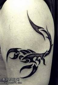 brazo patrón de tatuaxe de escorpión