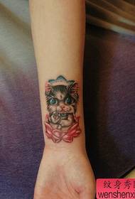 女孩手臂可愛的小貓紋身圖案