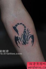 klassiska mode arm totem skorpion tatuering mönster