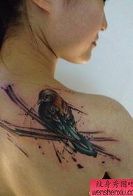 девојчиња рамења поп убава шема на тетоважа на врабец