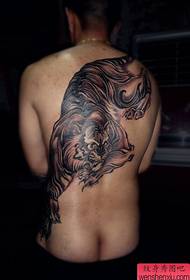 назад вниз татуювання гірського тигра