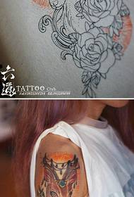 dievča rameno populárne klasické jeleň tetovanie vzor