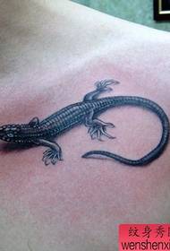 a piece of chest Black gray lizard tattoo pattern