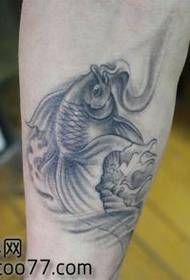 рука чорнага шэрага малюнка татуіроўкі залатой рыбкі