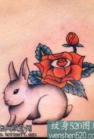 zec i ruža uzorak tetovaža