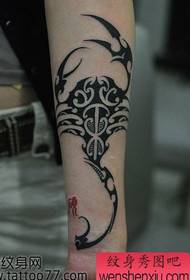 en arm stilig klassisk totem skorpion tatuering mönster