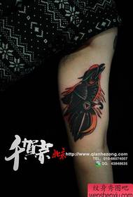 modèle de tatouage corbeau classique populaire de bras