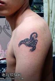 супер реална шема на тетоважа на скорпија со рака